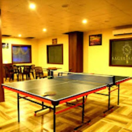 Hotel Saroj Sāgar Buitenkant foto