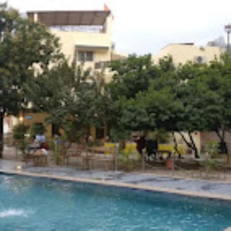 Hotel Saroj Sāgar Buitenkant foto