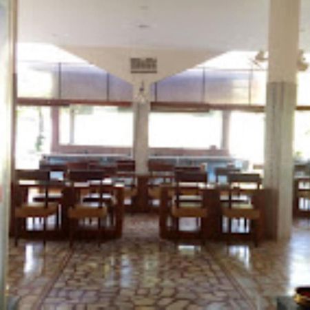 Hotel Saroj Sāgar Buitenkant foto