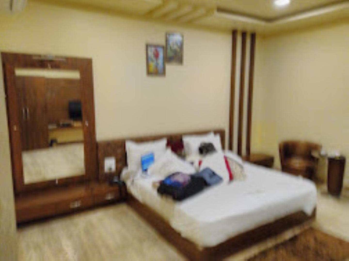 Hotel Saroj Sāgar Buitenkant foto