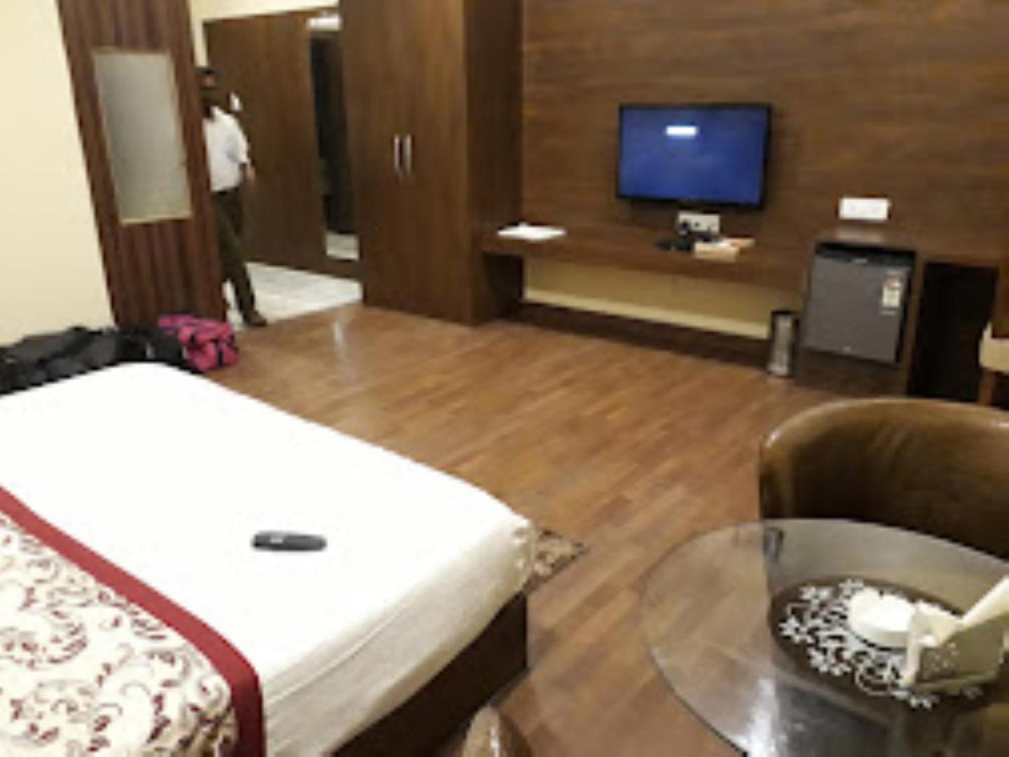 Hotel Saroj Sāgar Buitenkant foto