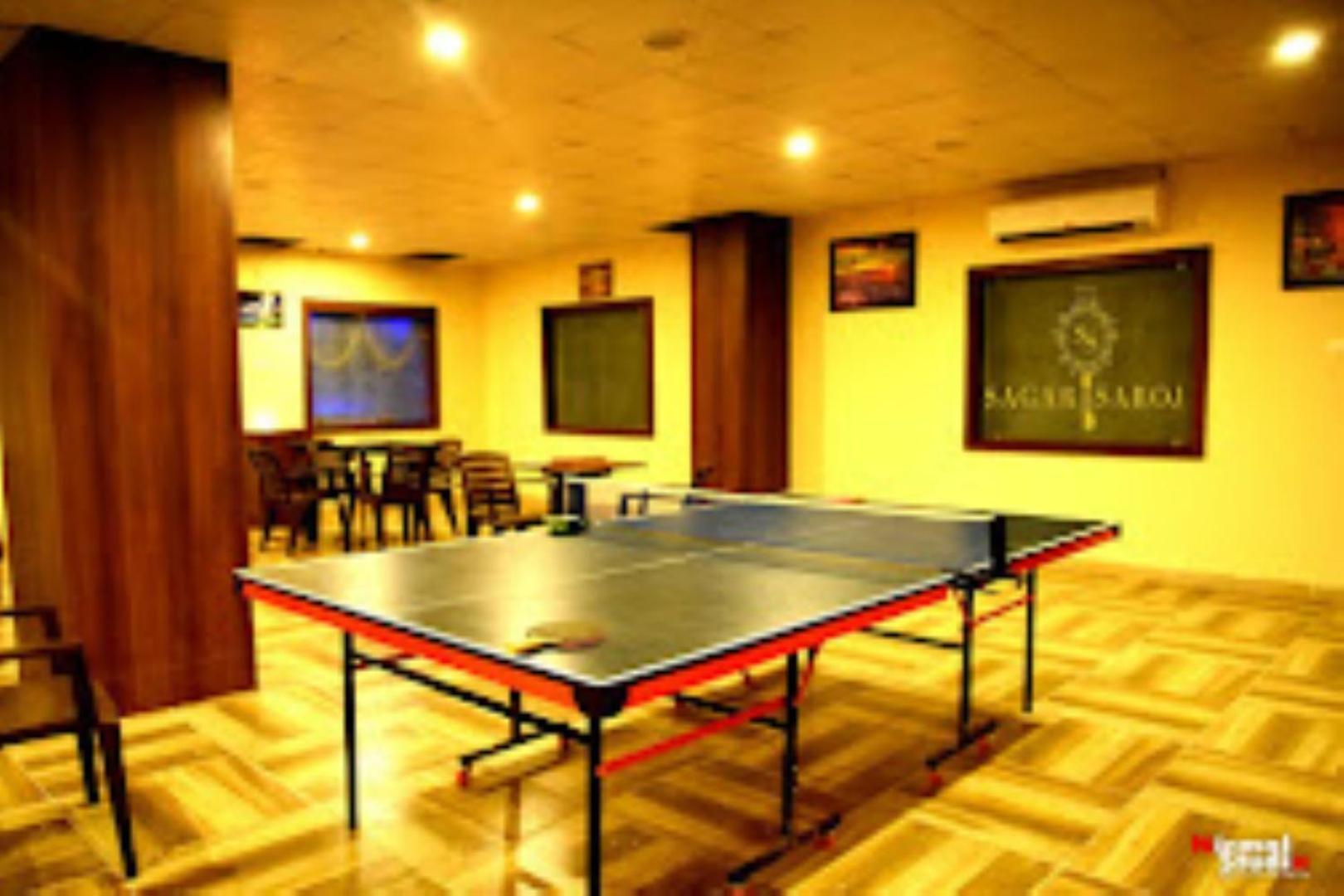 Hotel Saroj Sāgar Buitenkant foto