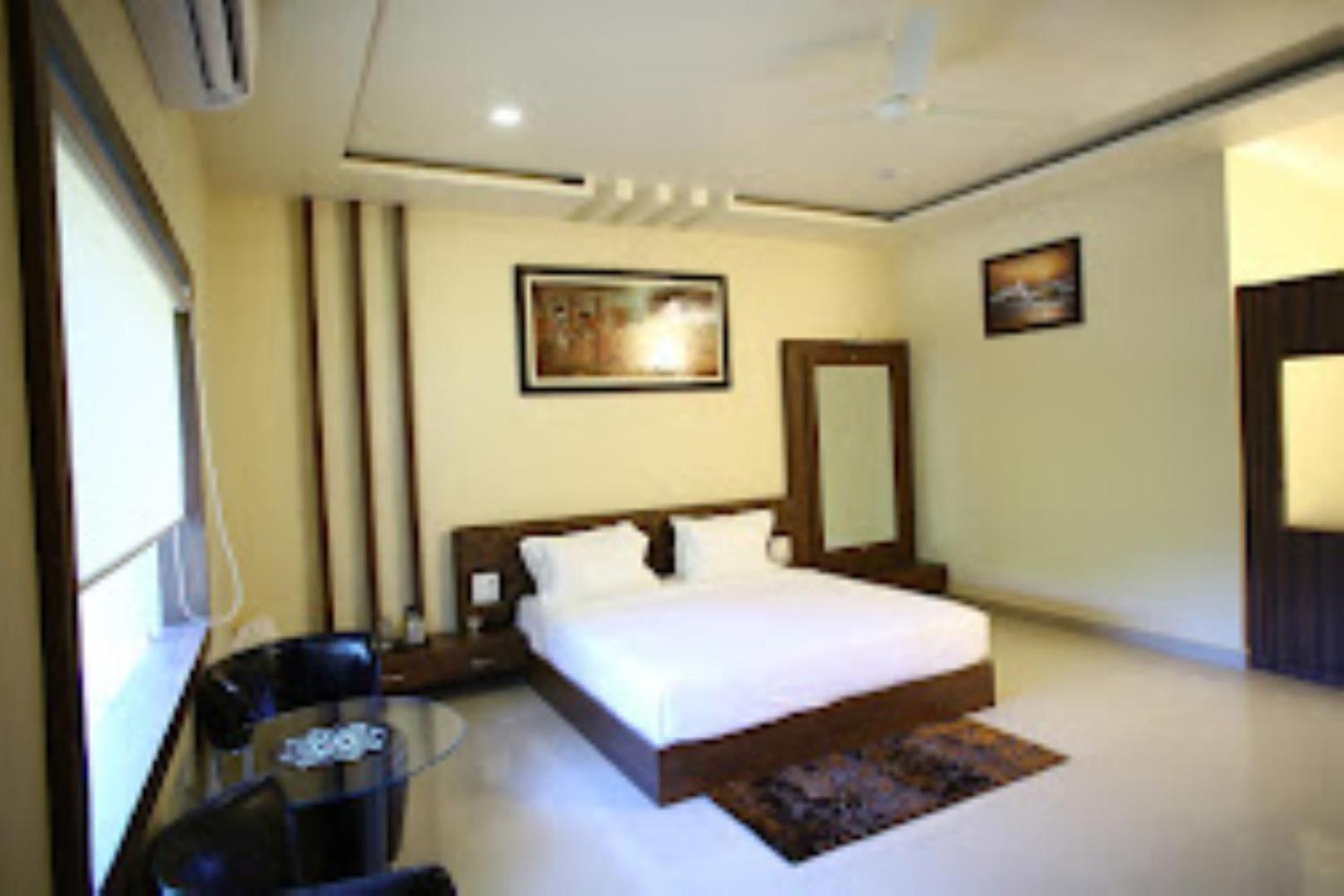 Hotel Saroj Sāgar Buitenkant foto