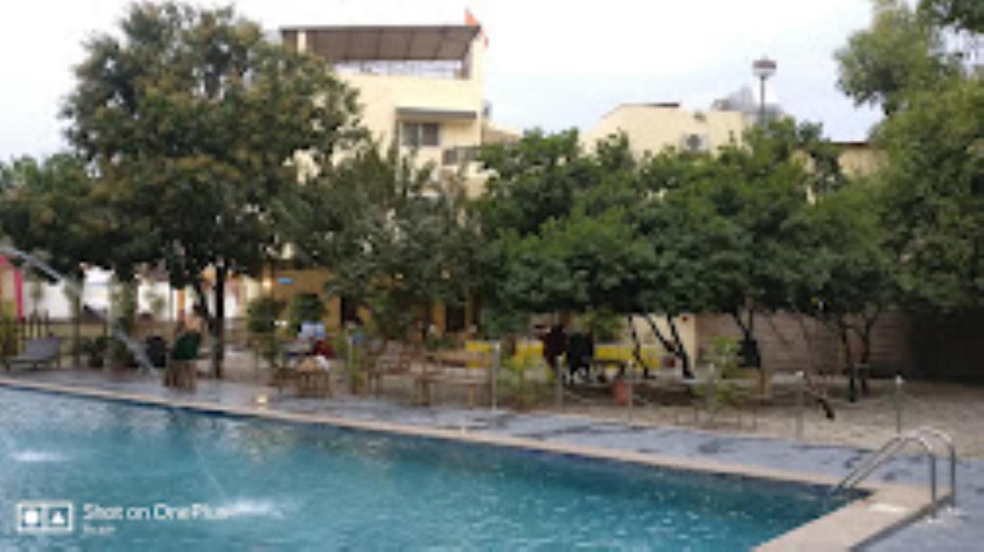 Hotel Saroj Sāgar Buitenkant foto