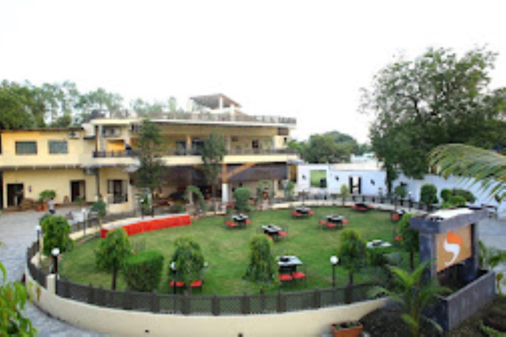 Hotel Saroj Sāgar Buitenkant foto