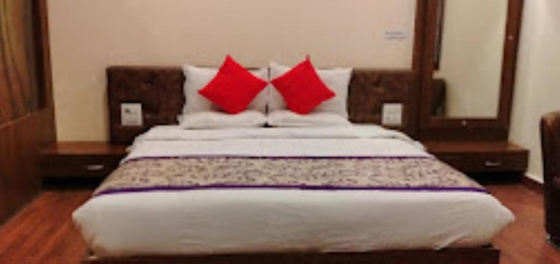 Hotel Saroj Sāgar Buitenkant foto