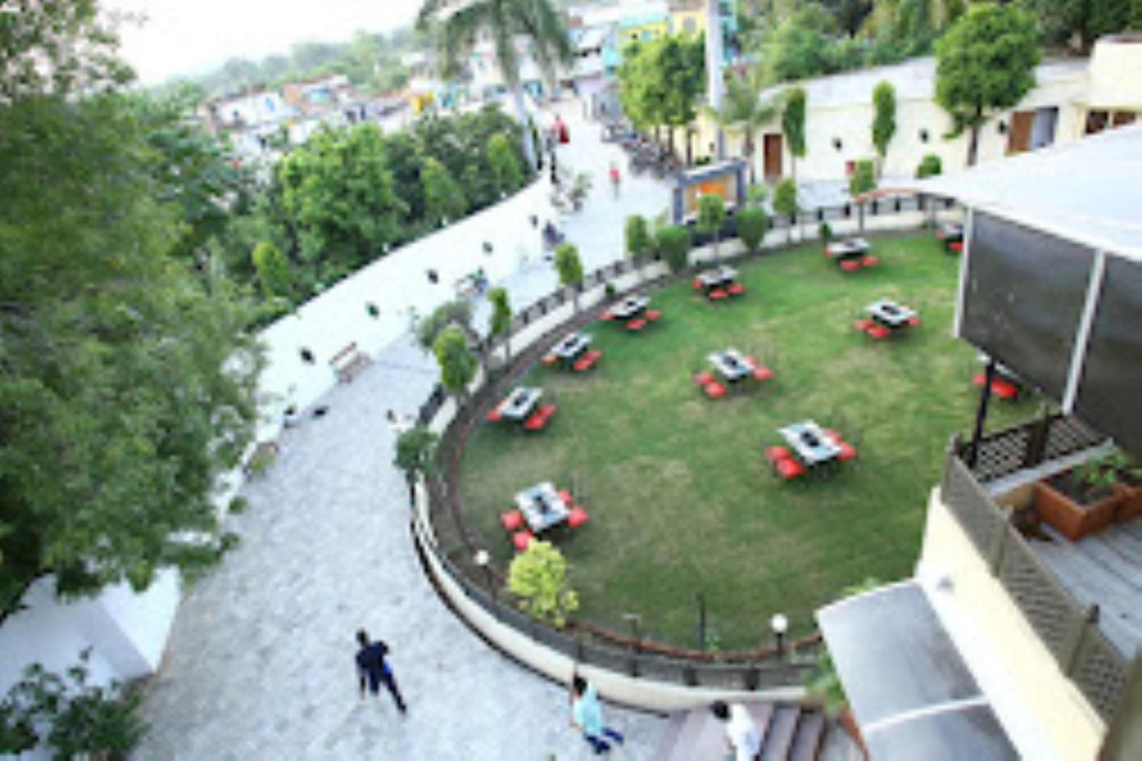 Hotel Saroj Sāgar Buitenkant foto