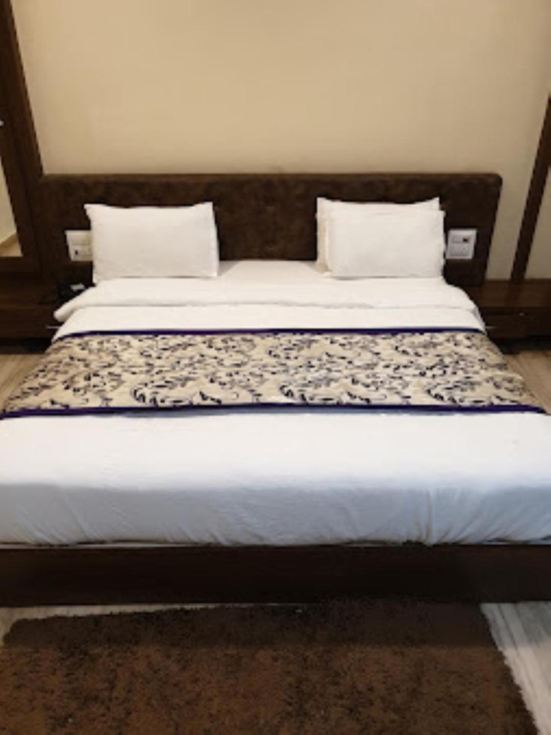 Hotel Saroj Sāgar Buitenkant foto